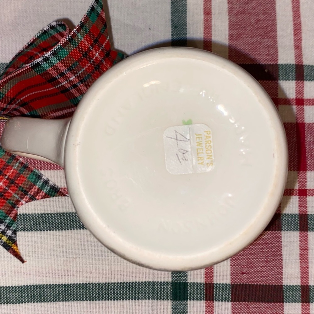 Vintage Johnson Brothers Merry Christmas (“A Genuine Hand Engraving”) Mug - Picture 5 of 10